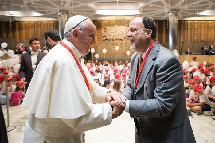 Morte do Papa ecoa na Maré: fundador de orquestra que tocou no Vaticano relembra momentos com o pontífice