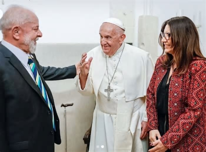 Lula e Janja vão a Roma para velório do papa Francisco