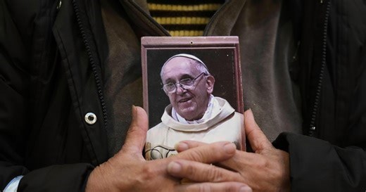 Brasileiros homenageiam papa Francisco no Vaticano: ‘É momento de agradecer por tudo o que ele fez’
