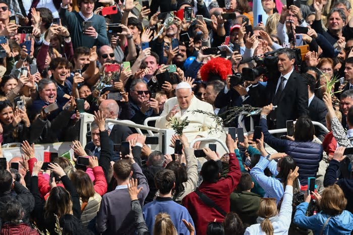 'Um grande Papa se foi': Após a morte de Francisco, fiéis se reúnem no Vaticano e na Itália em clima de luto e devoção