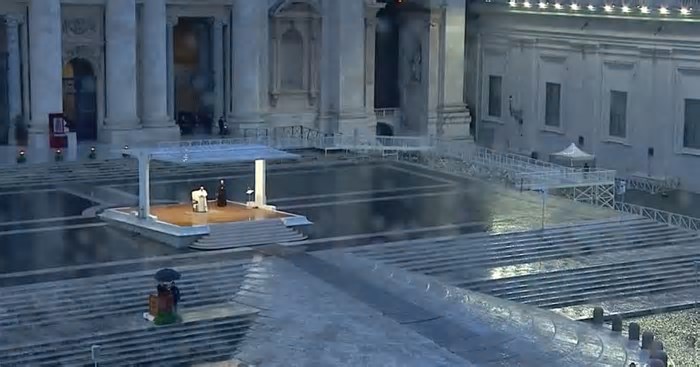 Imagens do papa Francisco no Vaticano durante a pandemia viralizam nas redes sociais