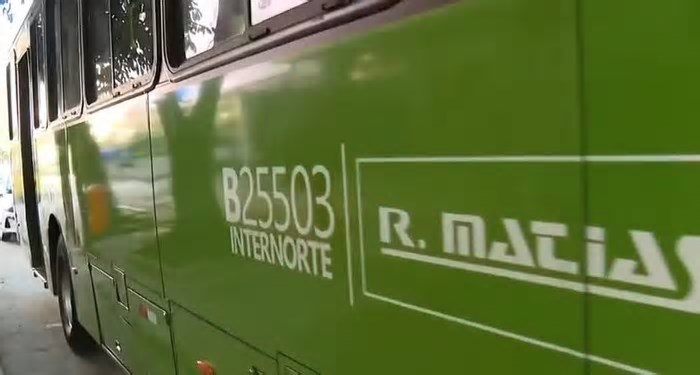 Passageiros pulam de ônibus em movimento para fugir de assalto no Rio