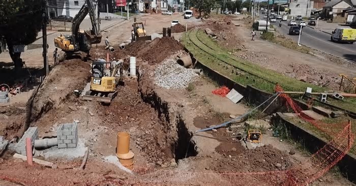 Obras para implantação das redes de esgoto e água alteram o trânsito em Caxias do Sul na próxima semana