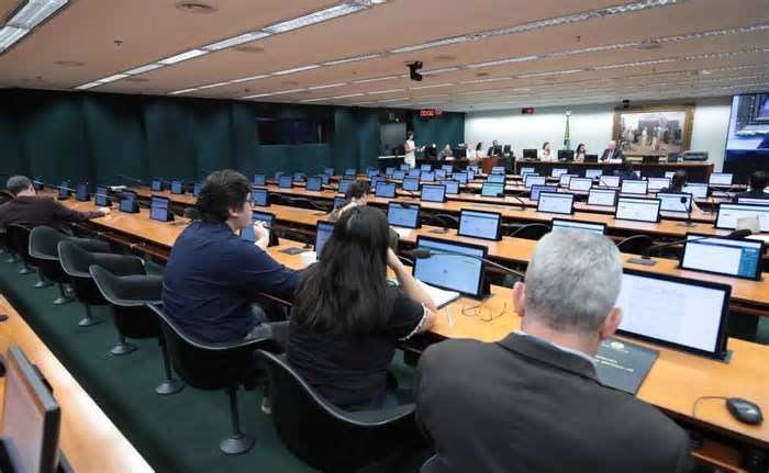 Comissões da Câmara dão aval a emendas desbloqueadas com indicações de líderes e em sessões de poucos minutos