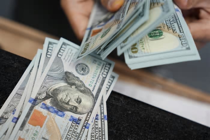 Dólar à vista termina em leve queda em dia de maior volatilidade e atenção a Trump