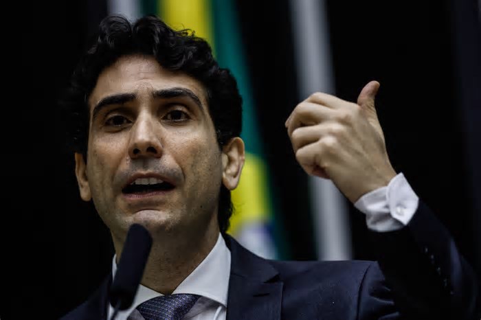Desvalorização do real impacta inflação de alimentos no Brasil, diz Galípolo