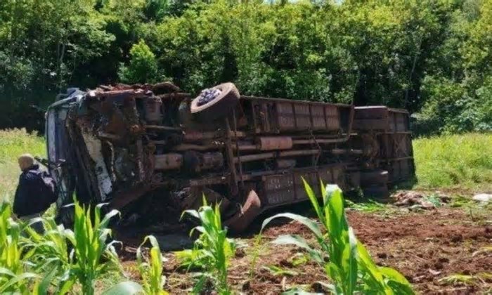 Acidente com ônibus universitário deixa mortos e feridos no RS