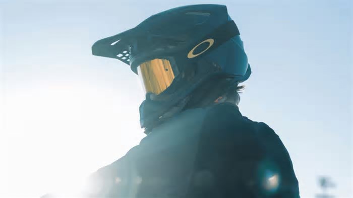 Oakley celebra 50 anos com edição limitada de óculos de motocross com alta tecnologia