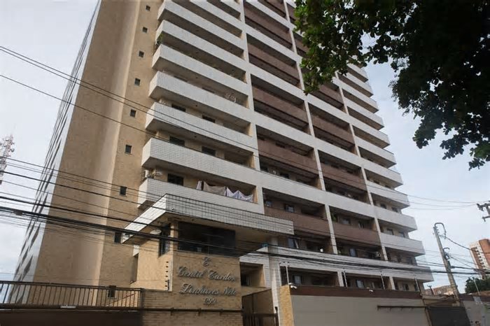 Moradores acusam empresa por 'abandono' de prédios com infiltrações na área nobre de Fortaleza