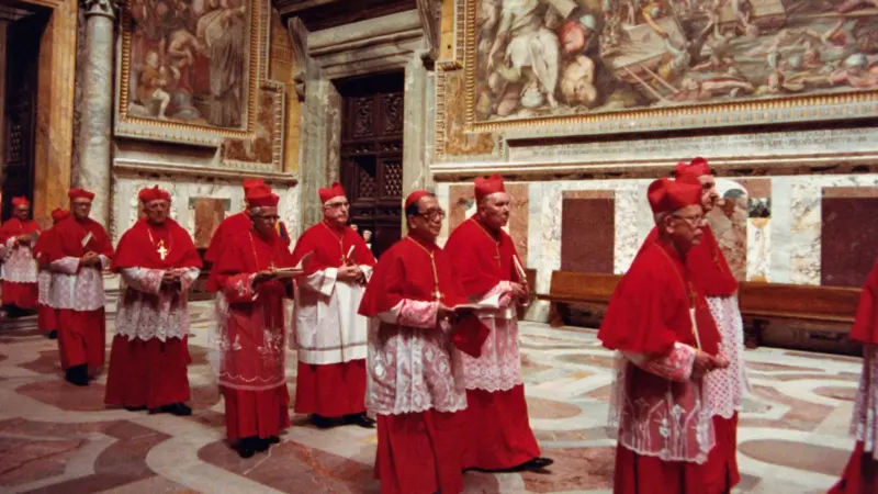Como um novo papa é escolhido?