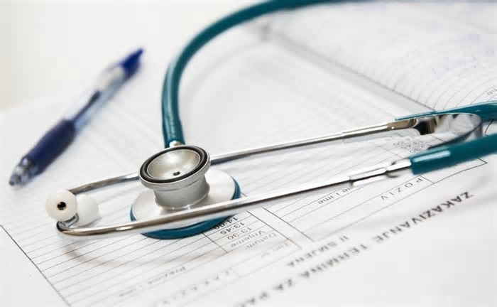 Ranking de salários: médicos perdem liderança em pesquisa sobre renda inicial