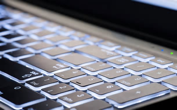 Regulamentar a IA: mundo virtual, onde a IA e as redes sociais reinam, não pode ser terra sem lei