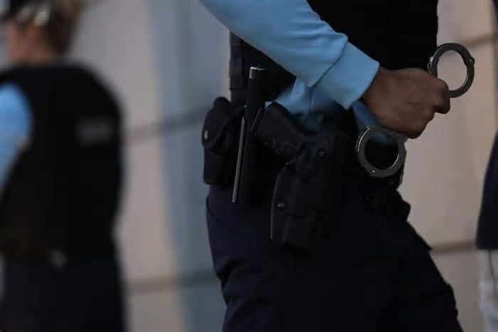 Homem detido por violência doméstica contra a própria mãe idosa