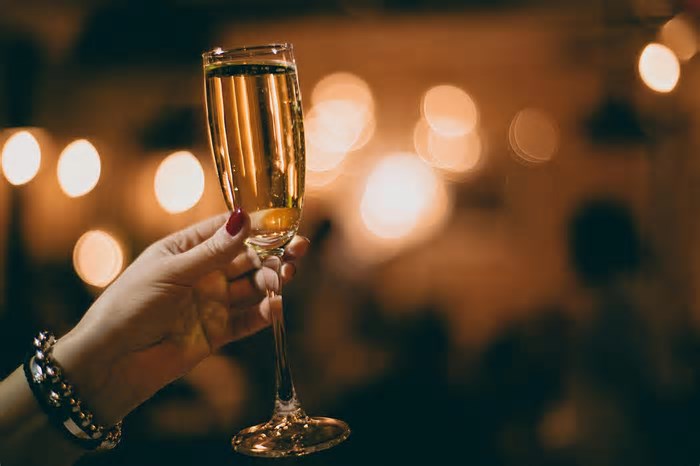 Beber champanhe pode reduzir o risco de parada cardíaca súbita, sugere estudo científico