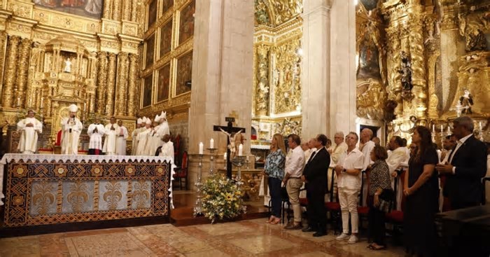 Governador Jerônimo Rodrigues participa de missa em sufrágio da alma do Papa Francisco