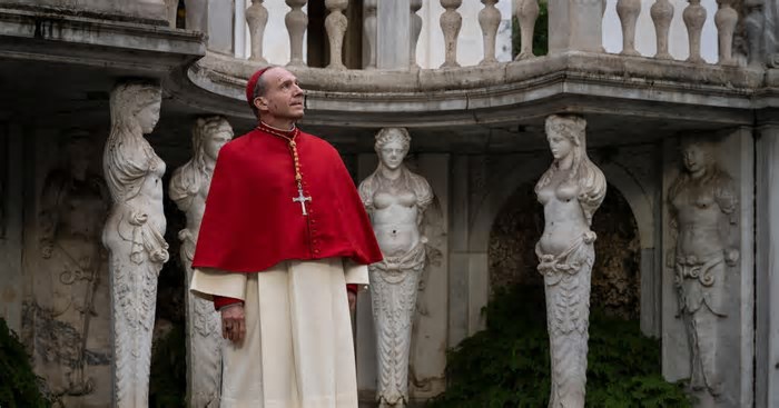 ‘Conclave’ volta aos cinemas brasileiros após morte do papa Francisco