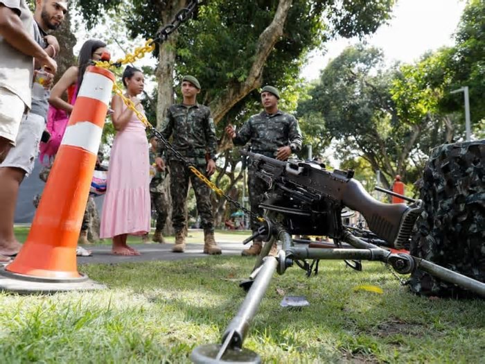 Exposição de material militar anima público no Parque da Tamarineira