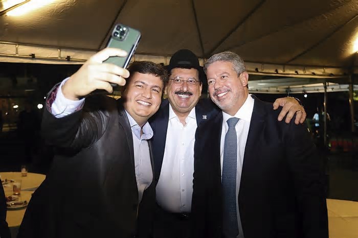 Lira sai da sombra