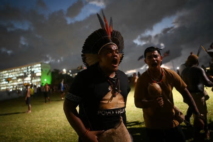 Policiais usam bombas e spray de pimenta contra indígenas do Acampamento Terra Livre