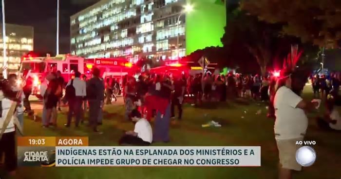 Protesto indígena na Esplanada é disperso com intervenção policial e gás lacrimogêneo