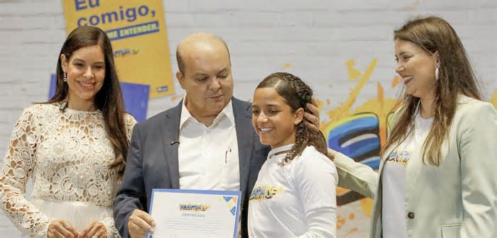 Governo do DF lança programa para combater evasão escolar com bolsa e apoio social