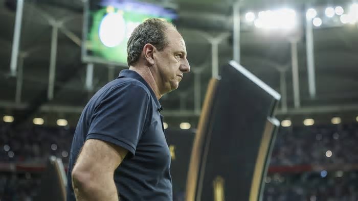 A mística de Rogério Ceni agora veste azul, vermelho e branco