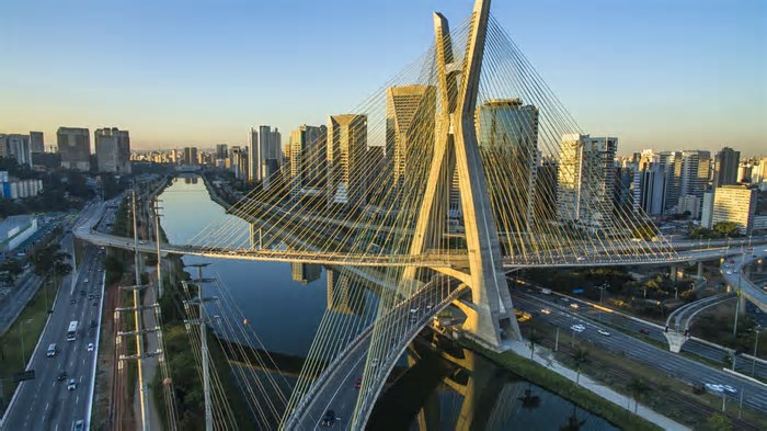 Conheça a cidade que não dorme e está mudando nossa relação com o tempo!