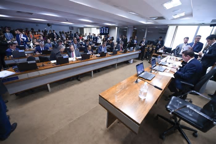 CAE aprova convite para ouvir presidentes do Banco Master e do BRB