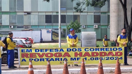 Funcionários dos Correios fazem ato no Ministério da Fazenda