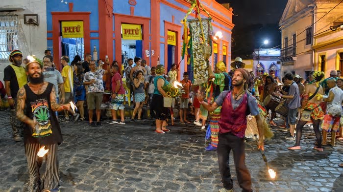 Qual é a cidade conhecida pelos bonecos gigantes no Carnaval?