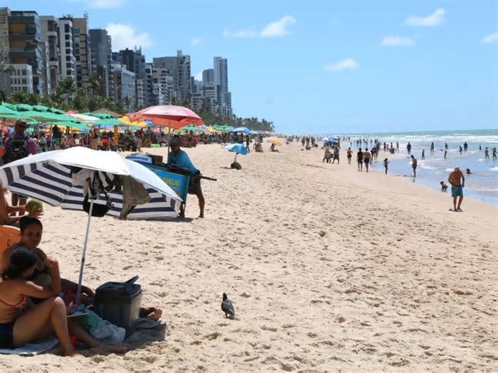 Em dia de sol, muitos aproveitam a Sexta-feira da Paixão na praia de Boa Viagem; veja imagens