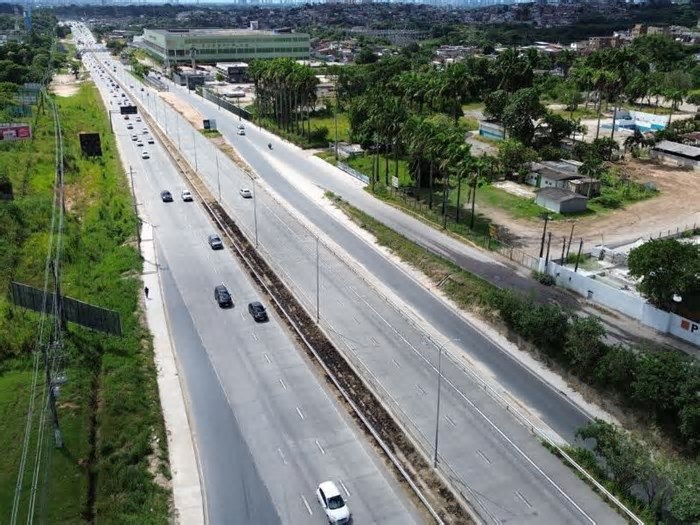 Fluxo de trânsito é leve nesta Sexta-feira da Paixão (18), na saída do Recife, na BR-232