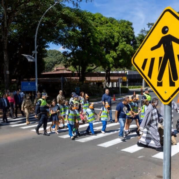 Local da primeira faixa de pedestre implantada no DF tem ação educativa nesta terça (1º/4)