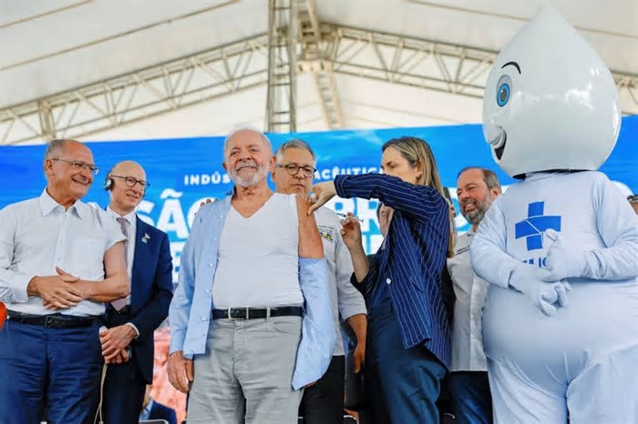 Presidente Lula é vacinado na abertura da campanha nacional contra a gripe