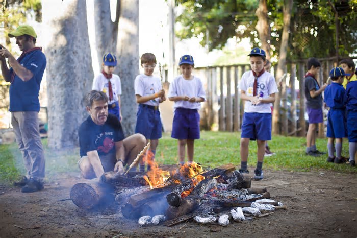 Você sabe o que faz um escoteiro? E existe adulto escoteiro?