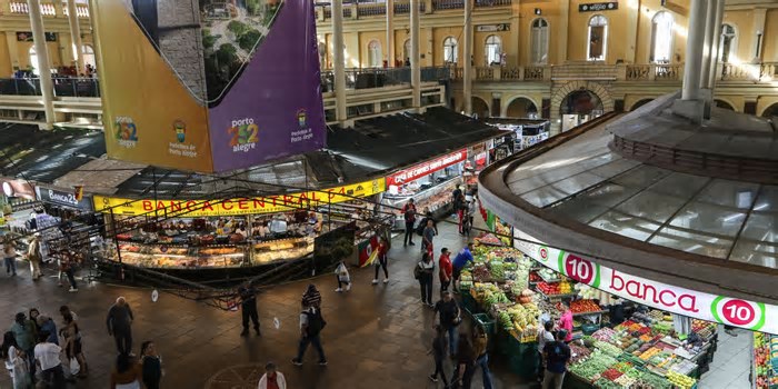 Após um ano, centro de Porto Alegre tenta virar página das inundações