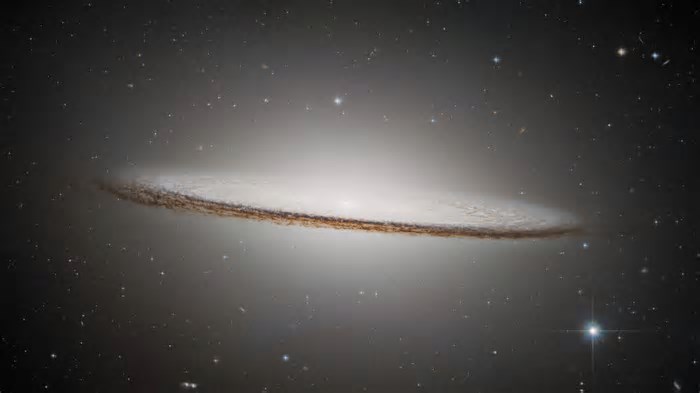 Foto icônica da Galáxia do Sombrero tirada por Hubble é reprocessada em detalhes