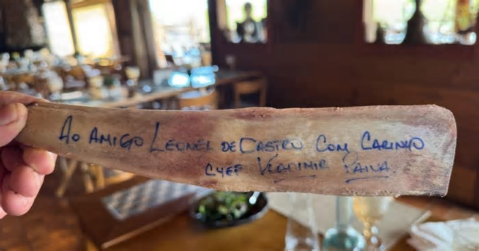 Encantados com costelão gaúcho, jornalistas portugueses levam de lembrança ossos autografados pelo assador