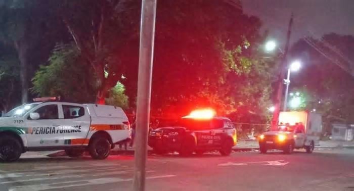Homem é morto a tiros em praça na frente de batalhão da Polícia Militar, no Centro de Fortaleza
