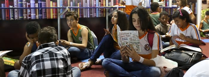 Estudantes e professores da rede pública estadual vão receber vales-livros para participar da Bienal Mineira do Livro 2025
