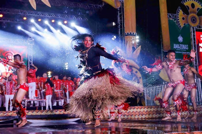 Sob chuva, Garantido celebra Dia dos Povos Indígenas em Manaus