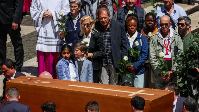 Os sem-teto, migrantes, presos e pessoas trans que receberam papa Francisco em sua última morada