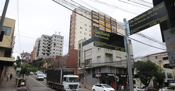 Circulação de caminhões e operação de carga e descargas no Centro de Caxias do Sul passam a ter horário e exigência de autorização