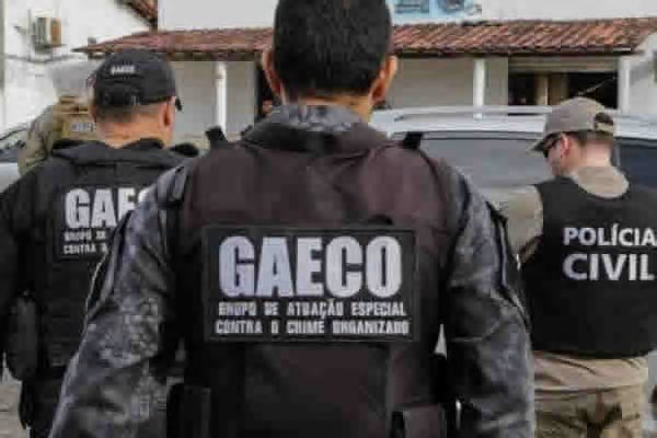 Veículos de luxo, R$ 440 mil em espécie, fuzil e mais de 10 presos: operação mira integrantes de organização criminosa