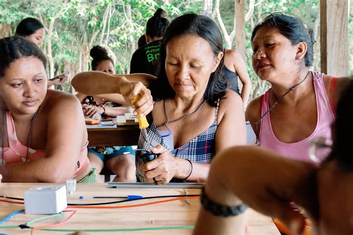 Projetos levam energia solar a povos tradicionais e formam eletricistas