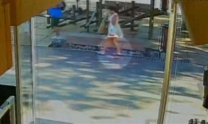 Vídeo mostra turista que acusou baiana de furto perdendo carteira