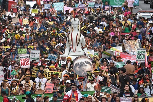 Marcha em Brasília leva estátua da Justiça com cocar pelo fim do marco temporal; veja vídeo