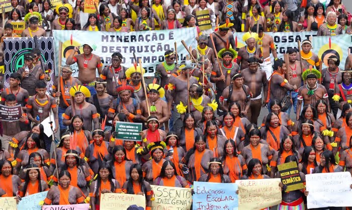 Indígenas marcham em Brasília em defesa de seus direitos