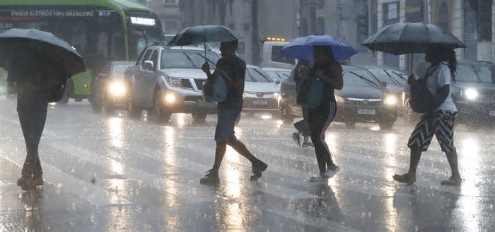 Salvador enfrenta fortes chuvas e entra em alerta laranja nesta quarta-feira