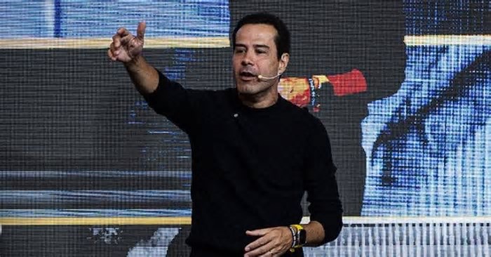 Falido, fundador da Ricardo Eletro lucra em palestra sobre sucesso
